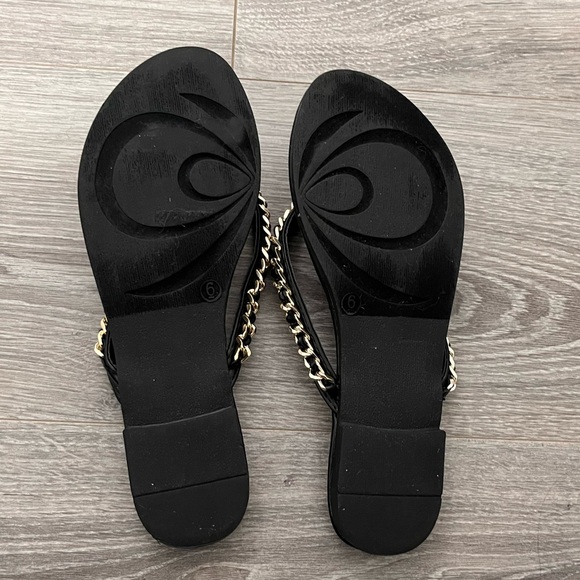 FASHION NOVA black quilted flat flip flops - Picture 5 of 7